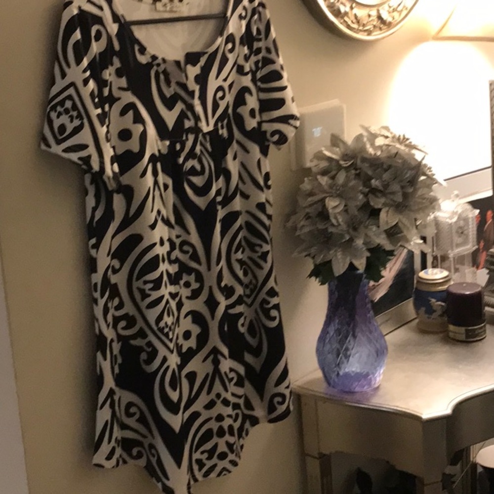 Black and white for anytime!!  Ladies nice tunic top by Sese Code. Size XL